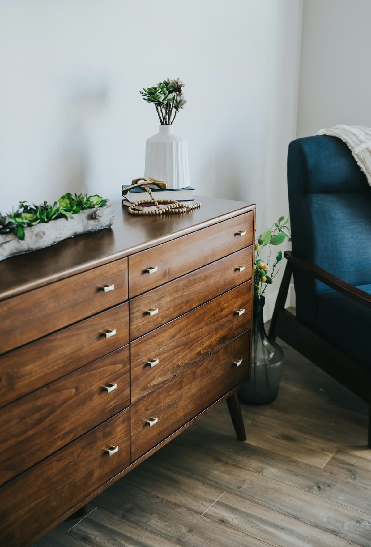 Commode à huit tiroirs en noyer, dans une chambre
