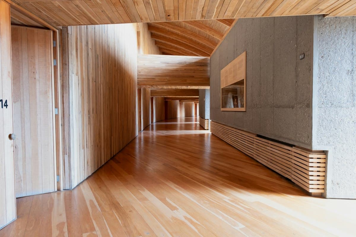 Couloir habillé de lames de bois clair, banquette et niche intégrées