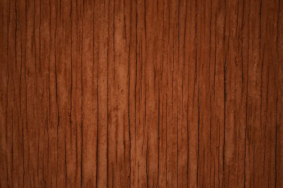 Planche de noyer brun rouge, veinage fin