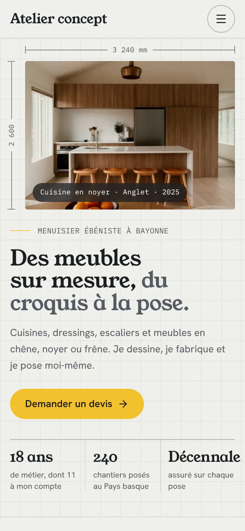 Démonstration fictive : l'accueil d'Atelier concept sur téléphone : la cuisine en noyer cotée, le titre et le bouton « Demander un devis ».