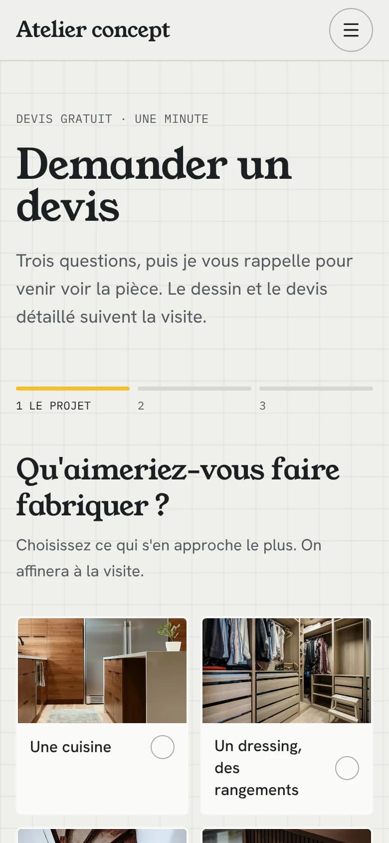 Démonstration fictive : la demande de devis d'Atelier concept sur téléphone : une barre de progression en trois étapes et la question « Qu'aimeriez-vous faire fabriquer ? », avec quatre choix en photo.