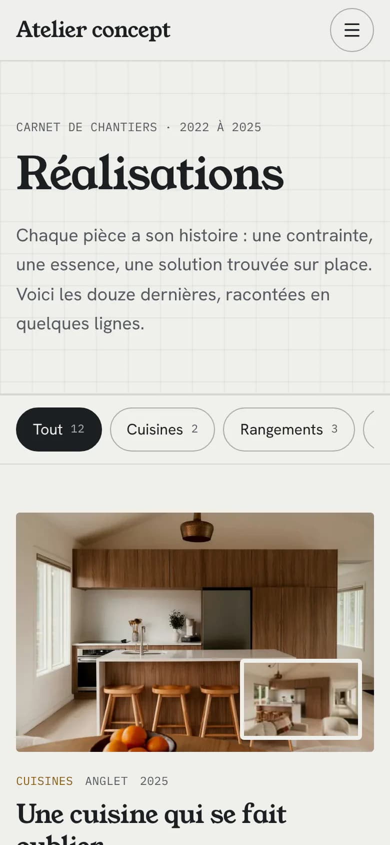 Démonstration fictive : la page Réalisations d'Atelier concept sur téléphone : le titre, des filtres par type de travaux (tout, cuisines, rangements) et la première réalisation, une cuisine en noyer.