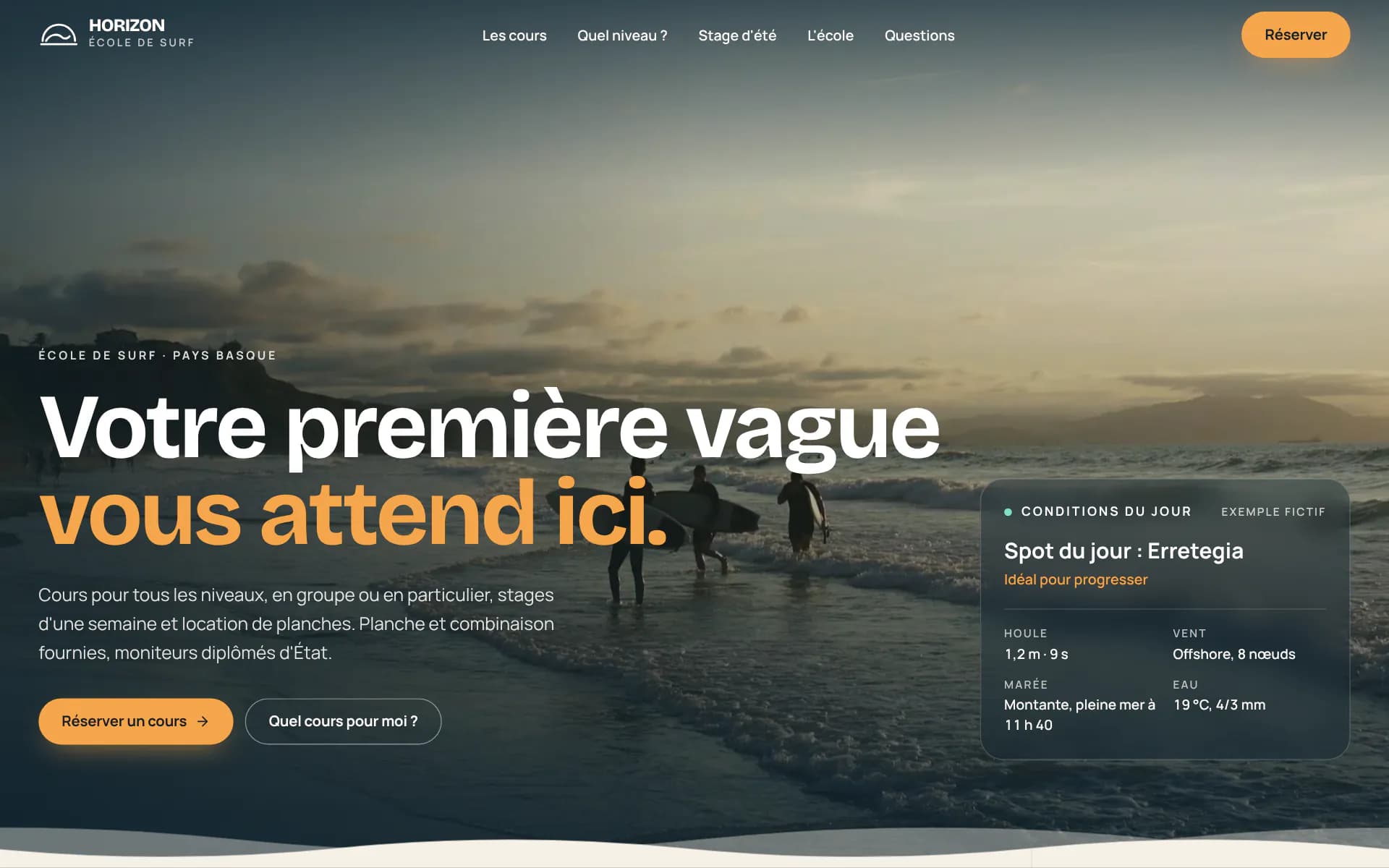 Démonstration fictive : l'accueil du site d'Horizon, école de surf au Pays basque, sur ordinateur. Le titre « Votre première vague vous attend ici. » sur la photo de trois surfeurs entrant dans l'eau au soleil couchant, un bouton orange « Réserver un cours » et, à droite, une carte des conditions du jour.