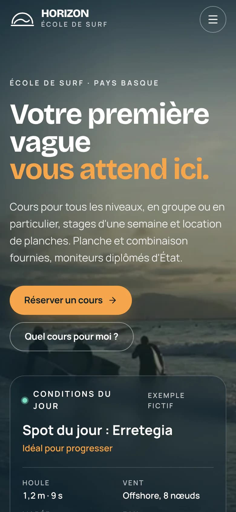 Démonstration fictive : le même accueil d'Horizon sur téléphone : le titre sur la photo des surfeurs, les boutons « Réserver un cours » et « Quel cours pour moi ? », puis le début des conditions du jour.