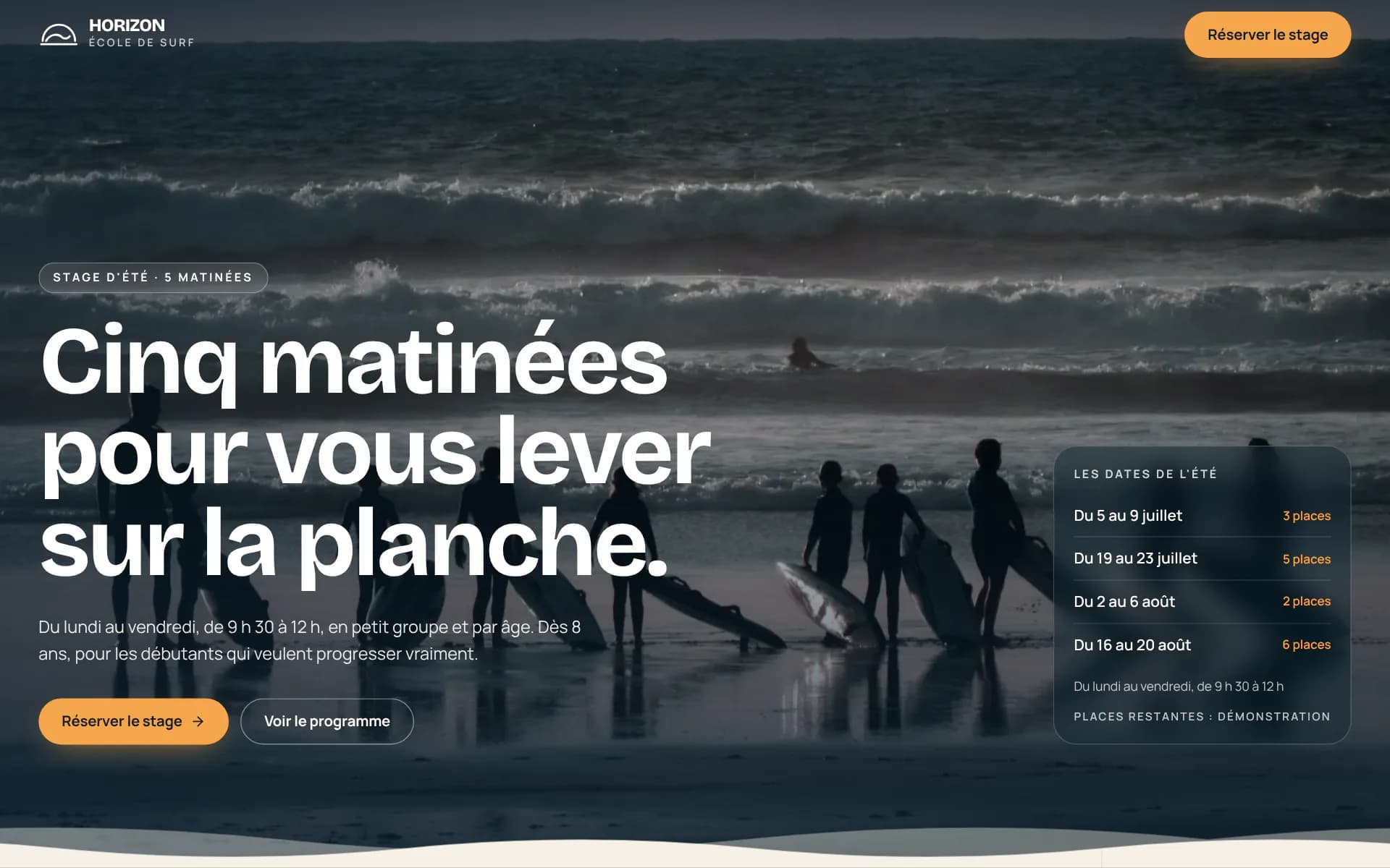 Démonstration fictive : la page du stage d'été d'Horizon sur ordinateur. Le titre « Cinq matinées pour vous lever sur la planche. » sur la photo d'un groupe d'élèves face aux vagues, un bouton « Réserver le stage » et, à droite, les dates de l'été avec les places restantes.