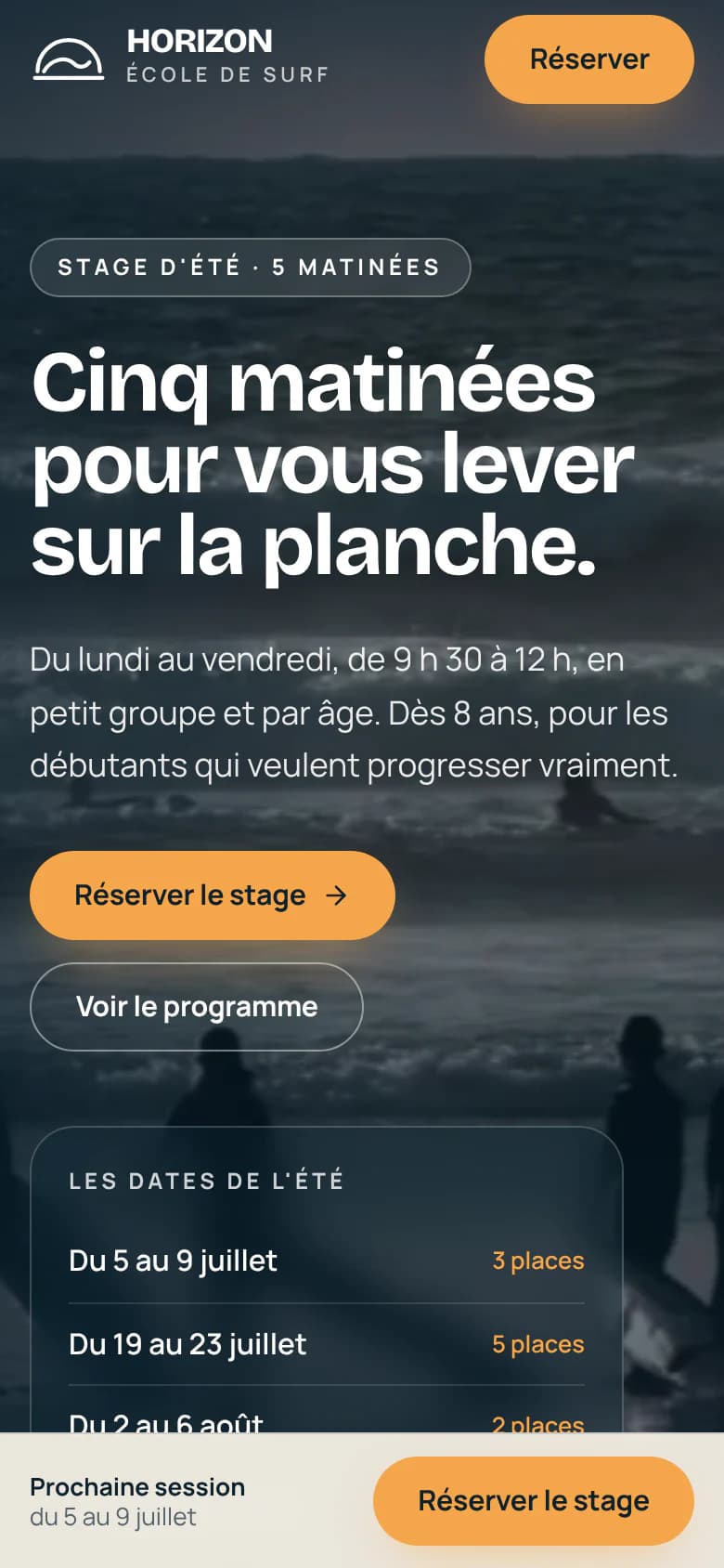 Démonstration fictive : la page du stage d'Horizon sur téléphone : le titre, les boutons « Réserver le stage » et « Voir le programme », les dates de l'été, et une barre de réservation en bas de l'écran.
