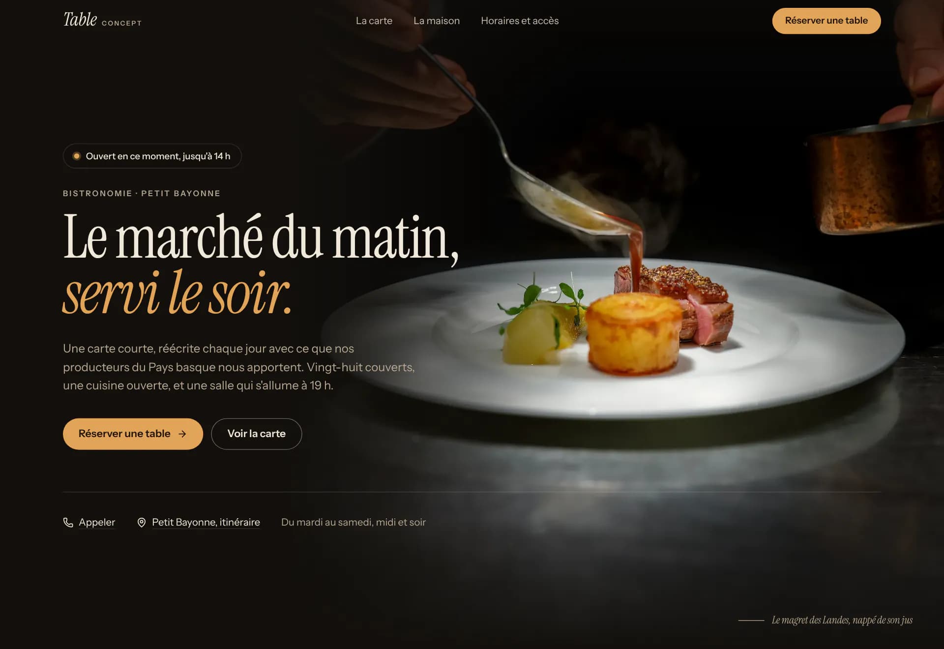 Démonstration fictive : l'accueil du site de Table concept, restaurant à Bayonne. Sur un fond presque noir, le titre « Le marché du matin, servi le soir. » à côté d'une cuillère qui nappe de jus une assiette de magret, une pastille « Ouvert ce soir » et un bouton ambré « Réserver une table ».