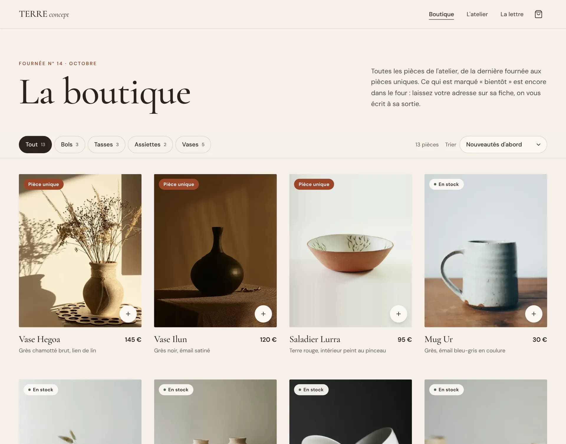 Démonstration fictive : la boutique en ligne de Terre concept, céramiste. Le titre « La boutique », des filtres par catégorie (bols, tasses, assiettes, vases), un tri, puis une grille de pièces sans prix, chacune marquée pièce unique, en stock ou bientôt.