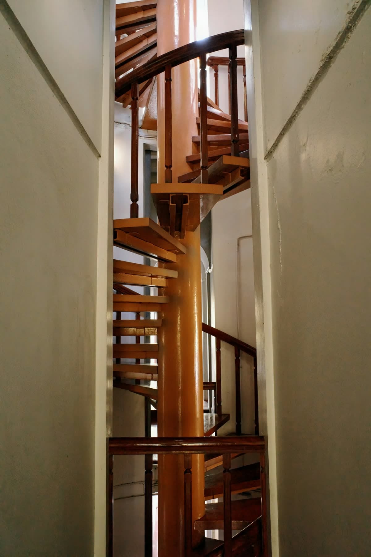 Escalier hélicoïdal en bois dans une cage étroite