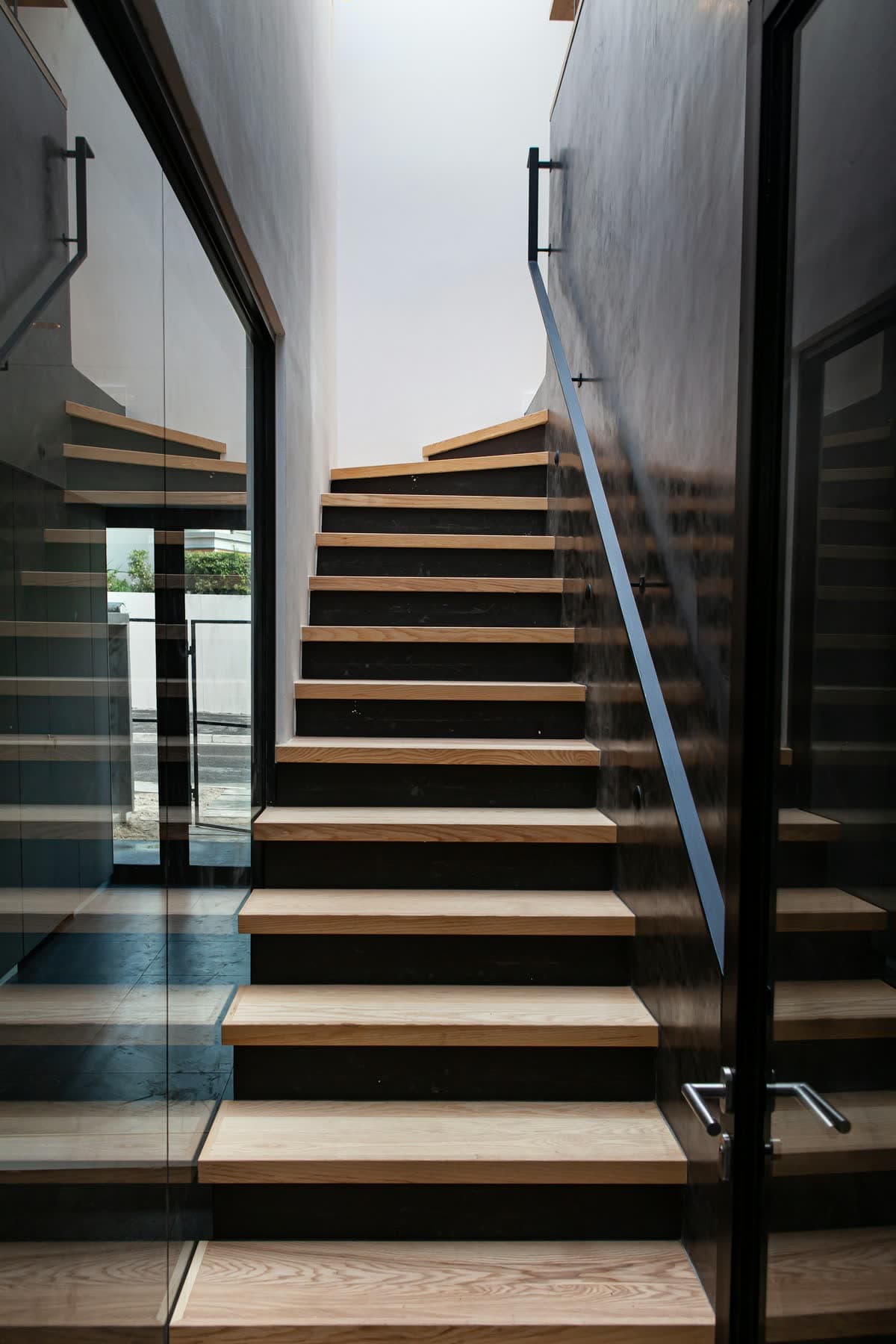 Escalier droit à marches de chêne, garde-corps en verre